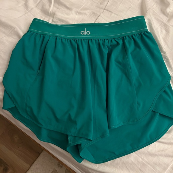 ALO Yoga Match Point Shorts in Spruce Green
